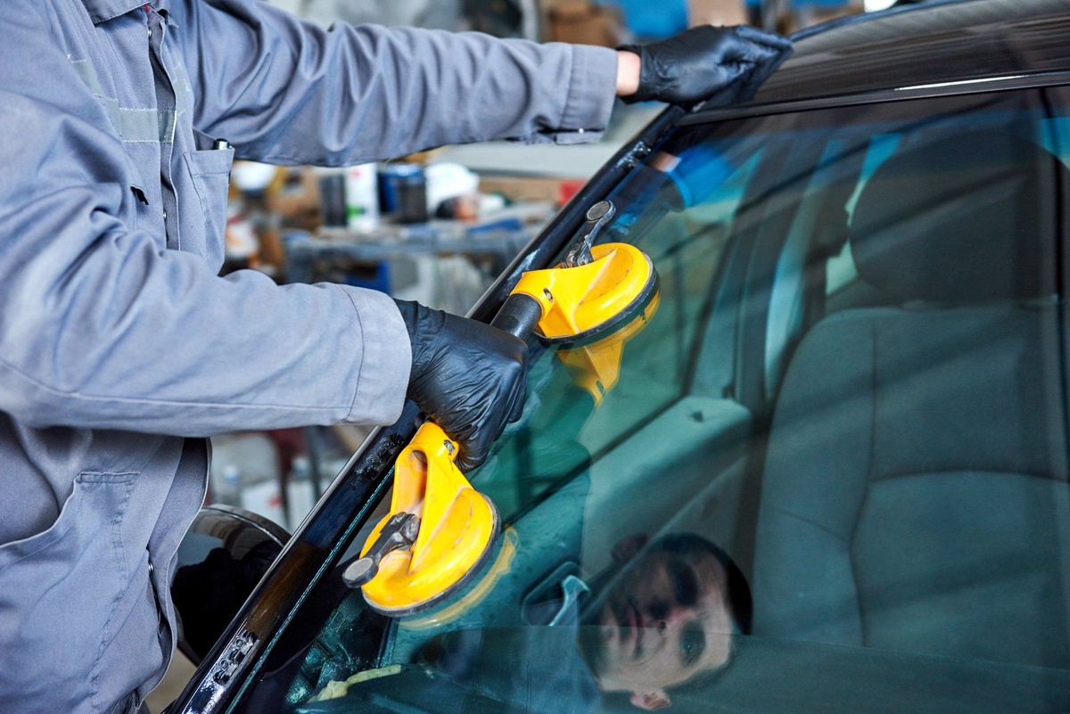 Convenience at Your Fingertips: Windshield Repair in Downtown Oakville