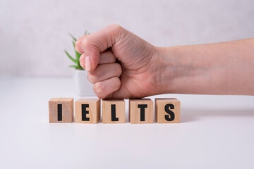 What are the major blunders responsible for lowering IELTS scores?