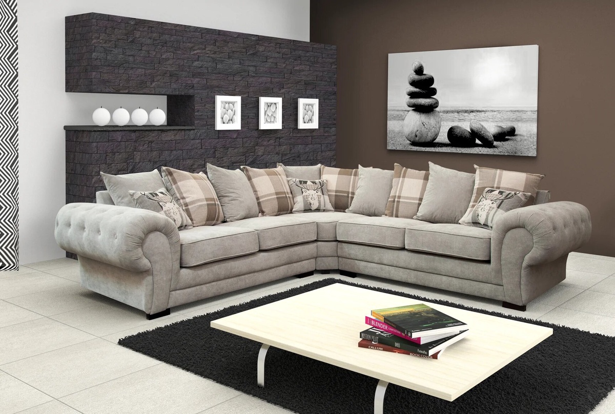 What are the advantages of choosing a corner sofa for your living room