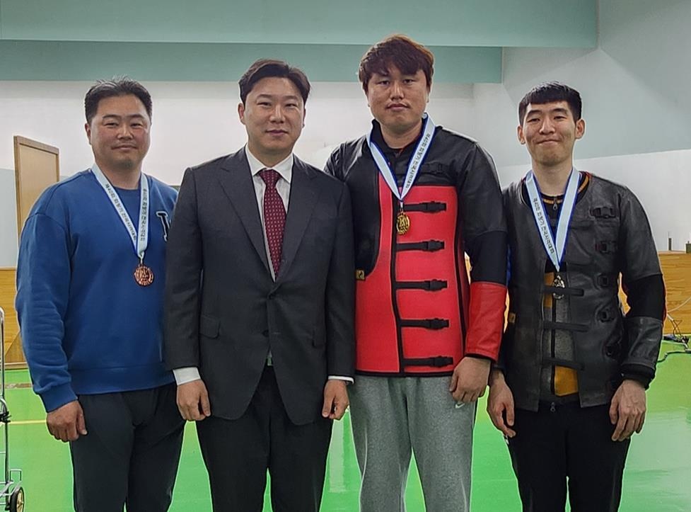 Jin Jong-oh, National Assembly member-elect, visits the National Shooting Competition during his presidential term and encourages juniors