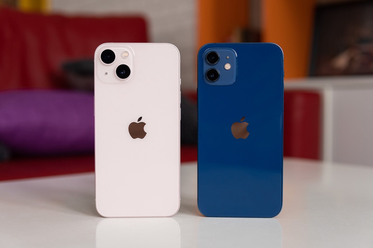 Expert Analysis: Cost Evaluation of Apple iPhone 12 Pro and iPhone 13 Pro in Pakistan