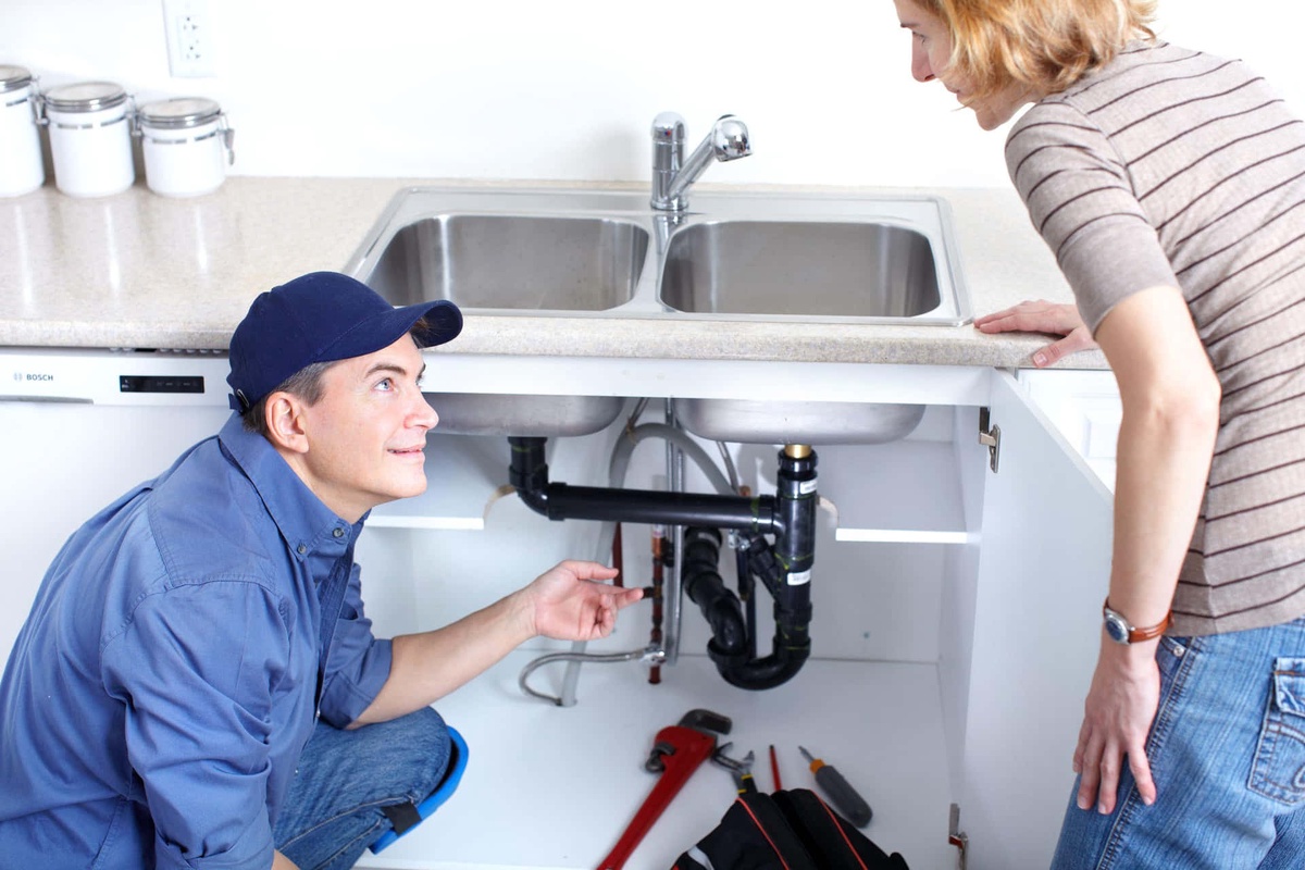 Plumbing Issues: Tips for Choosing the Right Plumber to Fix Them