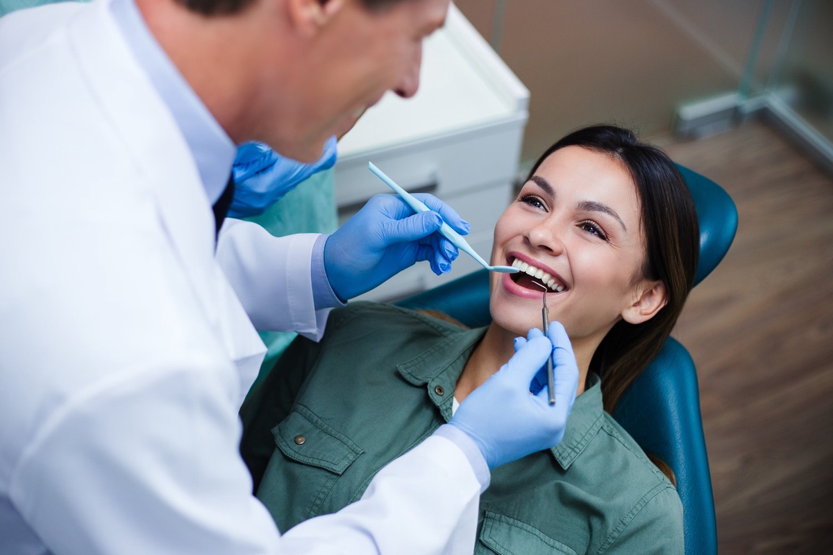 Partnering with Dentist: How a Periodontist Enhances Dental Care