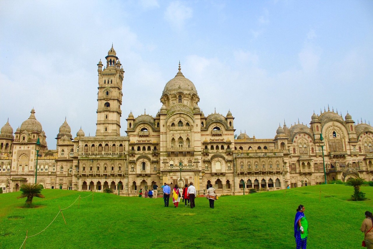 Travel from Indore to Vadodara by Cab or Taxi Service