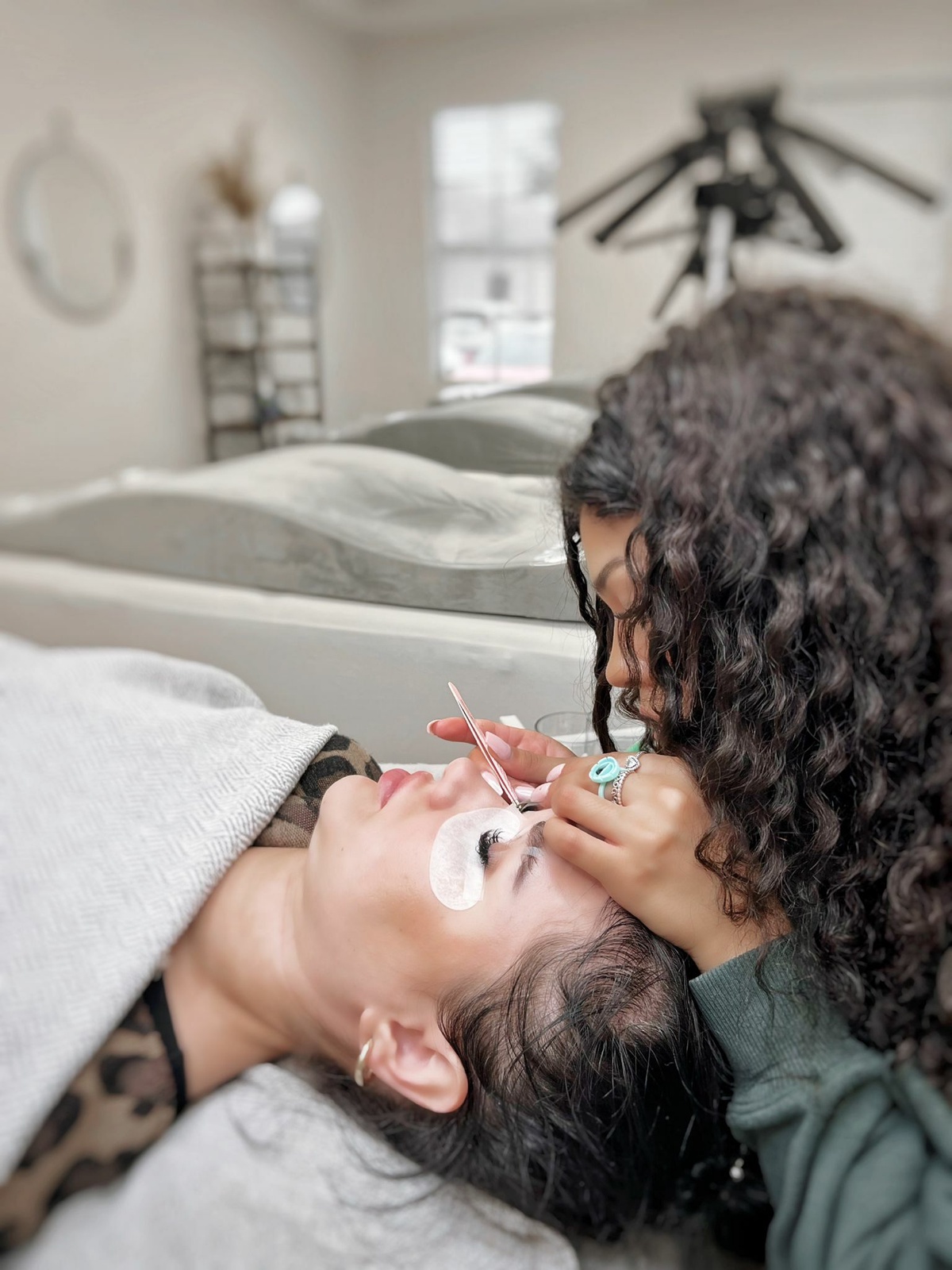 From Beginner to Pro: A Roadmap to Eyelash Extension Training