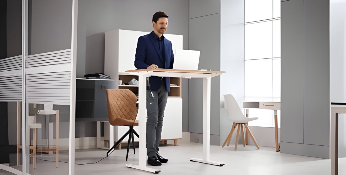 How Adjustable Standing Desks Can Improve Your Workday Wellness