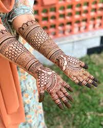 What to Expect from a Mehndi Artist Service at Home?