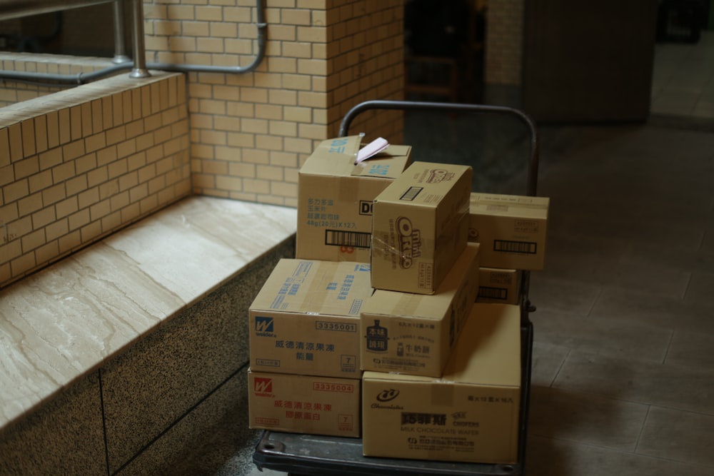 How to Calculate Shipping Costs When Sending from the UK to the USA