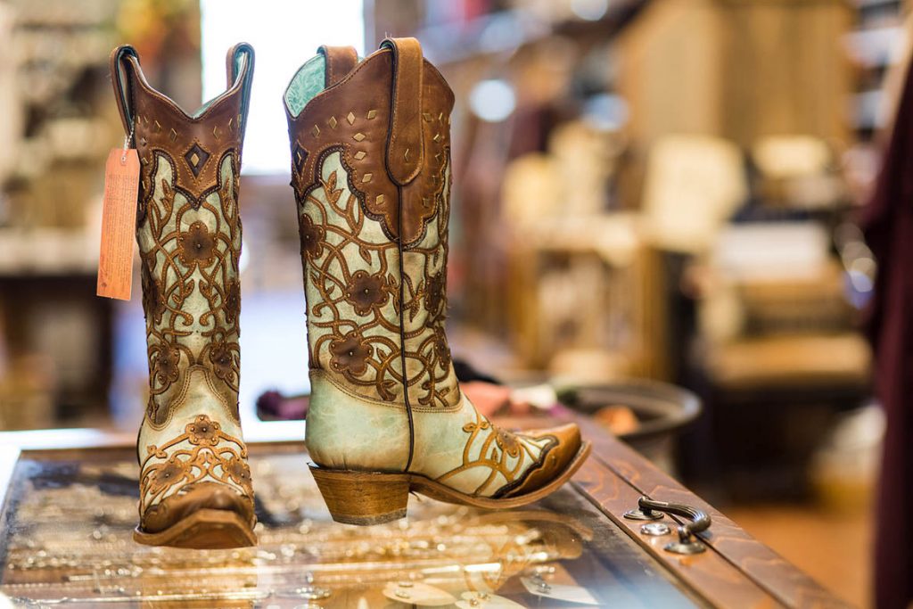 Men's Cowboy Boots in the Digital Age: Social Media Influencers and Trends