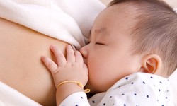 Bebé muere después de morir de hambre por lactancia materna exclusiva