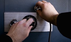 Your Ultimate Guide to Hiring a Qualified Safe Technician