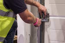 How to Select the Right Garage Door Repair Service for Your Home