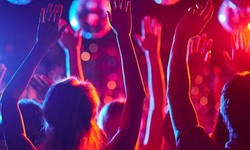 Get live update on rating and reviews of bars and nightclubs near me
