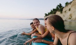 How to Make New Friends While Traveling: Socializing Tips