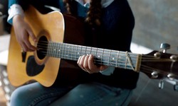 Exploring the Advantages of Starting with Acoustic Guitar Lessons in Toronto