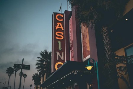 How has technology made online gambling more immersive?