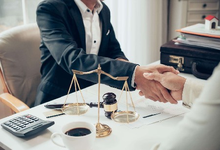 The Benefits of Working with a Corporate Law Firm