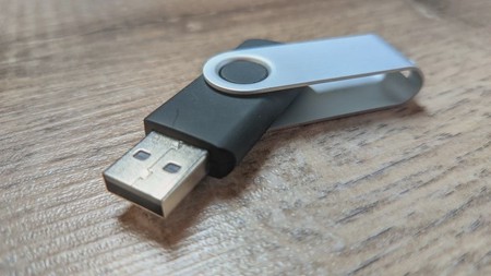 Is a full USB stick heavier than an empty one?