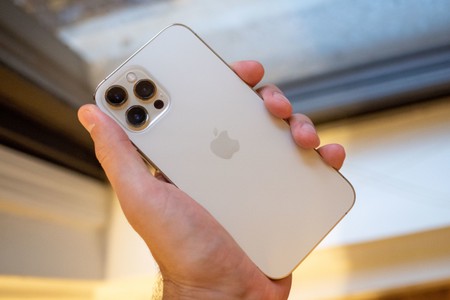 Unlocking the Power of the iPhone 12: How Technology is Revolutionizing the Way We Sell and Buy Smartphones