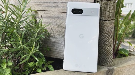Pixel 7a: New Google phone is a slap in the face for Apple