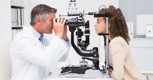 Choose an ophthalmologist near you who provides the best medical center services in Miami.