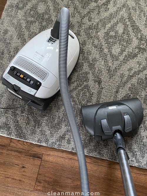 How to empty a vacuum cleaner?