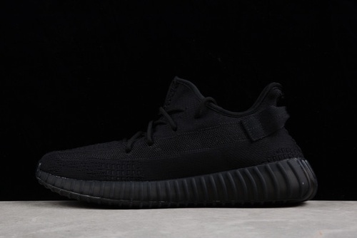 the usual mix of Yeezy Boost black