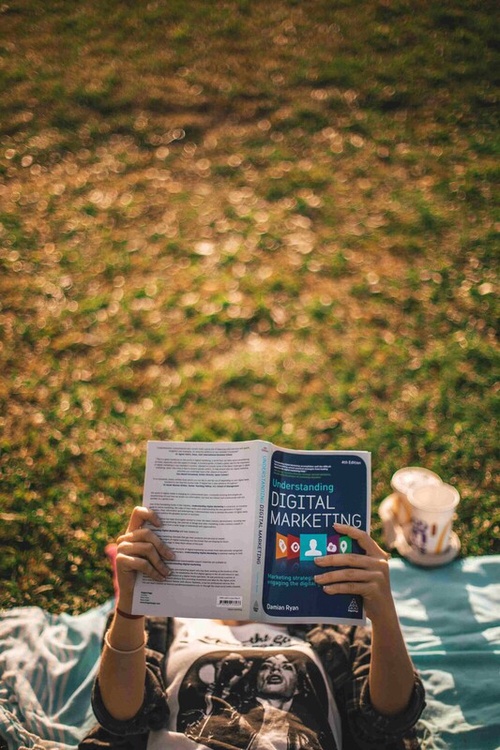 Understanding the Fundamental Differences Between Traditional Marketing and Digital Marketing