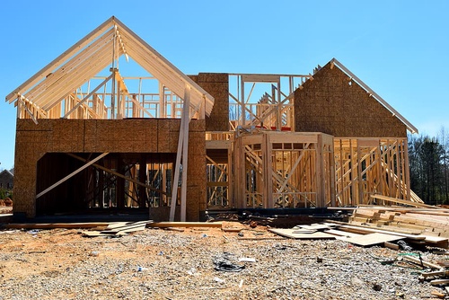 The Pros and Cons of Hiring a Home Builder vs. Buying a Pre-built Home