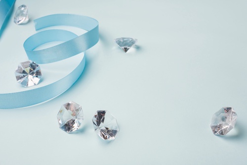 Navigating the Pros and Cons of Selling Loose Diamonds Online