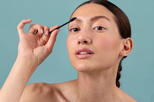 Use of Eyebrow Makeup Brush