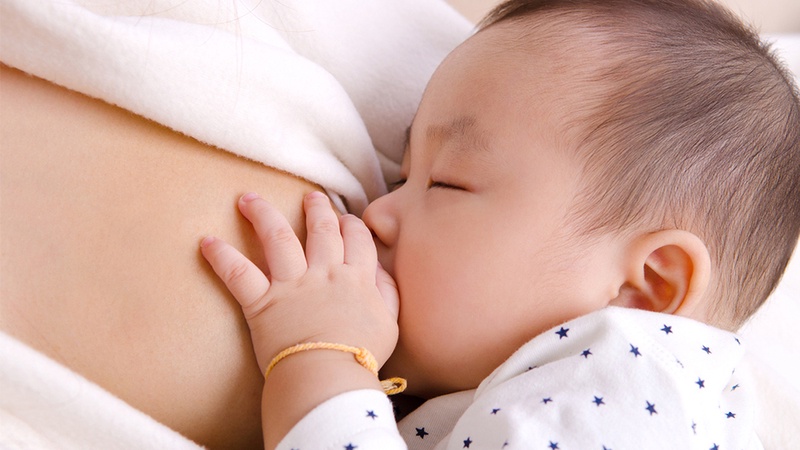 Bebé muere después de morir de hambre por lactancia materna exclusiva