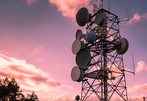 How does the serial port server realize the data communication